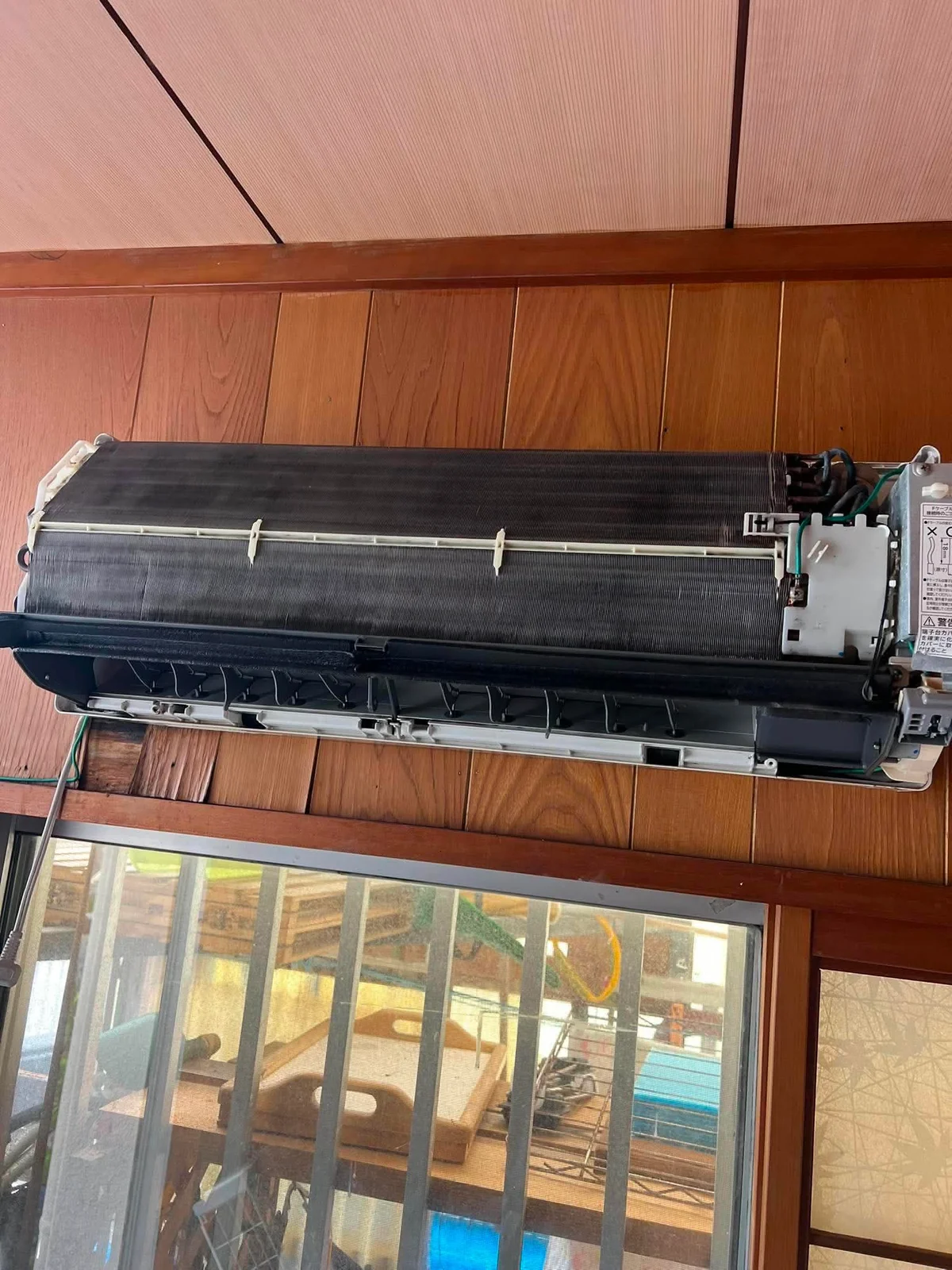外装を外して熱交換器と送風ファンがむき出しになった室内機