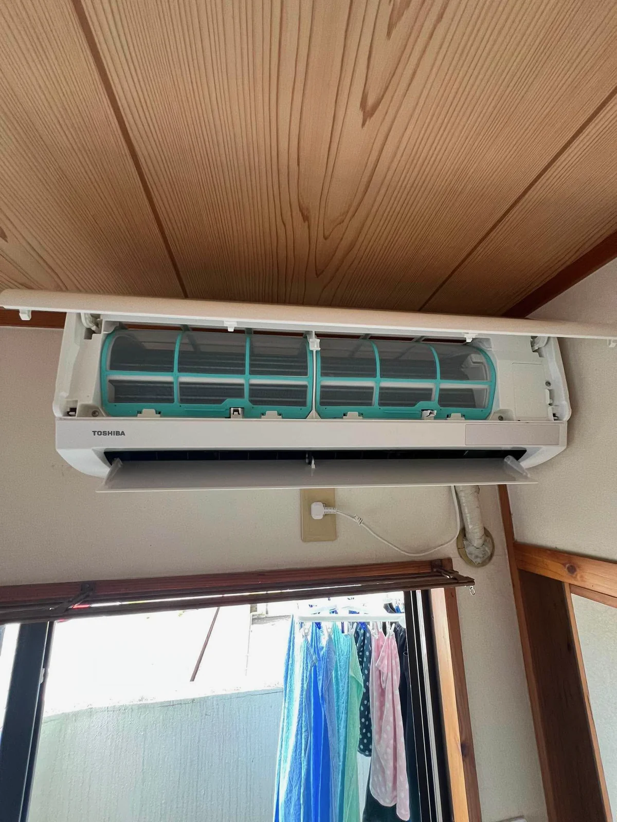 エアコンの前面パネルを開けたところ。フィルターが装着されている