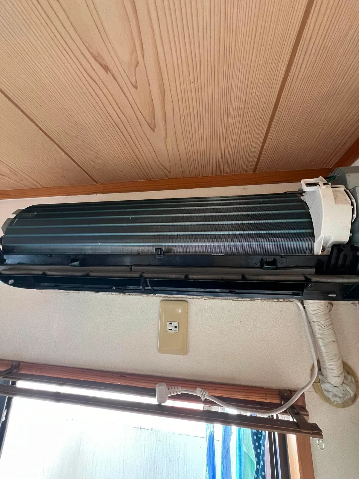 外装を外して熱交換器(アルミフィン)がむき出しになった状態